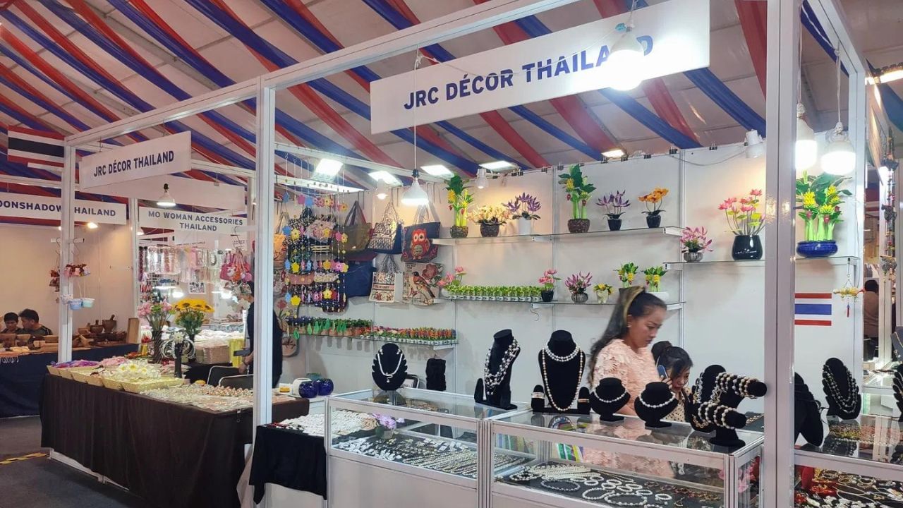 ફેસ્ટિવલમાં કોરિયા, થાઈલેન્ડ, ઈરાન સહિત અનેક દેશોએ તેમના સ્ટોલ લગાવ્યા છે. જ્યાં ગ્રાહકો જઈને સામાન ખરીદી શકે છે. સામાનની કિંમત વધારે ન હોવી જોઈએ તેનું ધ્યાન રાખવામાં આવ્યું છે.