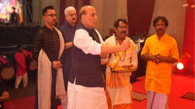  રક્ષા મંત્રી રાજનાથ સિંહ પણ દિલ્હીના મેજર ધ્યાનચંદ સ્ટેડિયમ ખાતે 'TV9 ફેસ્ટિવલ ઓફ ઈન્ડિયા' ઈવેન્ટના બીજા દિવસે પહોંચ્યા હતા. જ્યાં તેમણે મા દુર્ગાની આરતી કરી આશીર્વાદ લીધા હતા. TV9 ગ્રુપના સીઈઓ બરુણ દાસ પણ તેમની સાથે હાજર હતા.