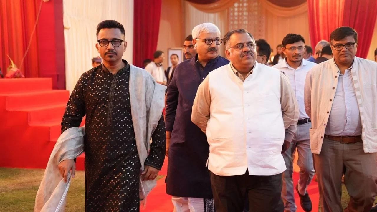  BJP નેતા તરુણ ચુગે પણ ઉત્સવમાં પહોંચીને મા દુર્ગાના દર્શન કર્યા અને આશીર્વાદ લીધા. તેમજ તહેવારમાં જુદા જુદા સ્ટોલની મુલાકાત લઇ ખરીદી કરી હતી.