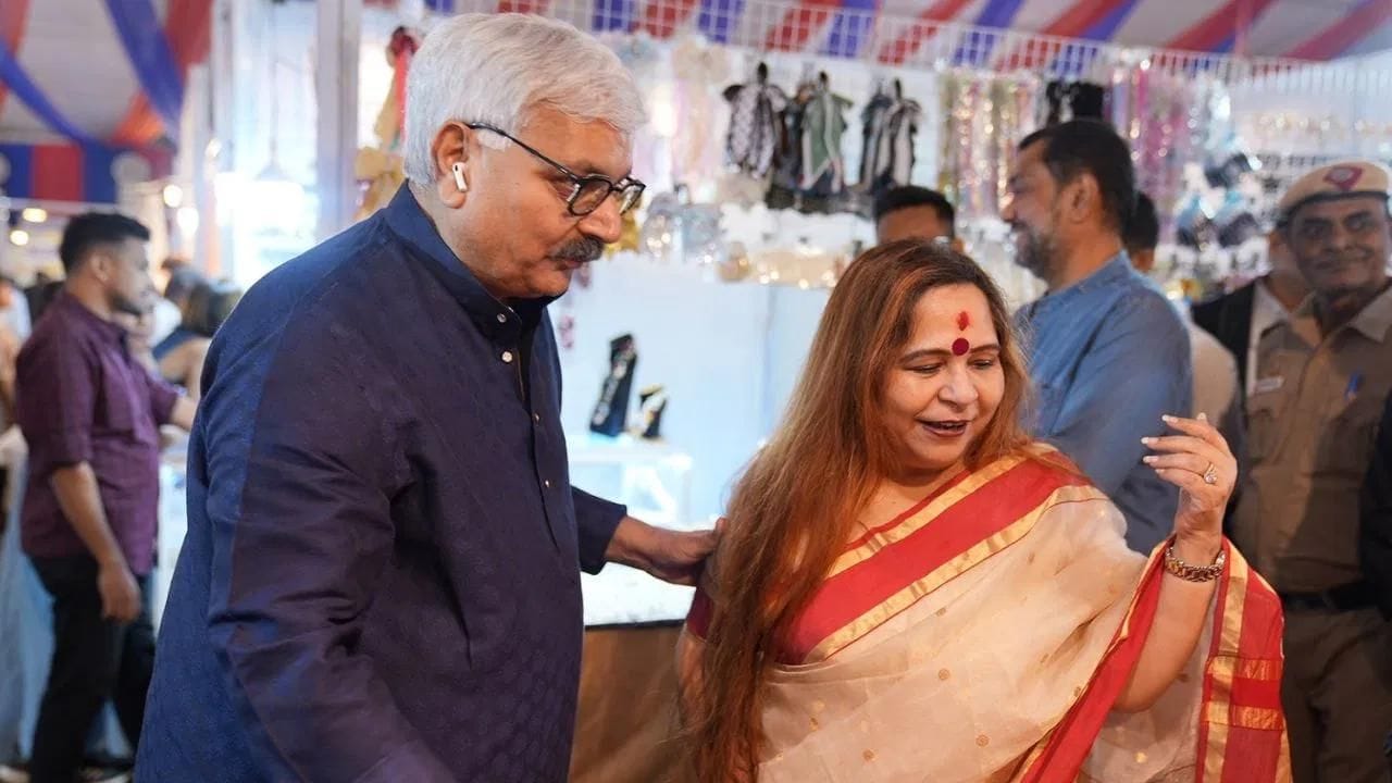 કાર્યક્રમમાં TV9 ગ્રુપના હોલ ટાઈમ ડાયરેક્ટર હેમંત શર્મા પણ હાજર હતા. ઉત્સવના બીજા દિવસે પણ લોકોએ મા દુર્ગાના દર્શન તો કર્યા જ પરંતુ ઘણી ખરીદી પણ કરી હતી અને વિવિધ પ્રકારની વાનગીઓનો આનંદ માણ્યો હતો.