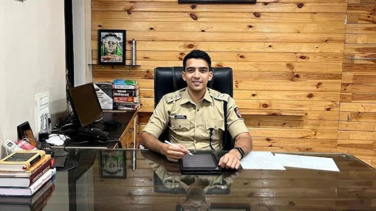 IPS કાર્તિક મધેરાએ સર્વગ્રાહી અભિગમ સાથે UPSC માટે તૈયારી કરી. તેણે સતત રિવિઝનનો આગ્રહ રાખ્યો. પ્રિલિમ્સ અને મેન્સ માટે ઘણી ટેસ્ટ સિરીઝ સોલ્વ કરી અને લેખન કૌશલ્યમાં પણ સુધારો કર્યો. આ સિવાય તેણે પોતાના વ્યક્તિત્વ પર પણ ઘણું કામ કર્યું.