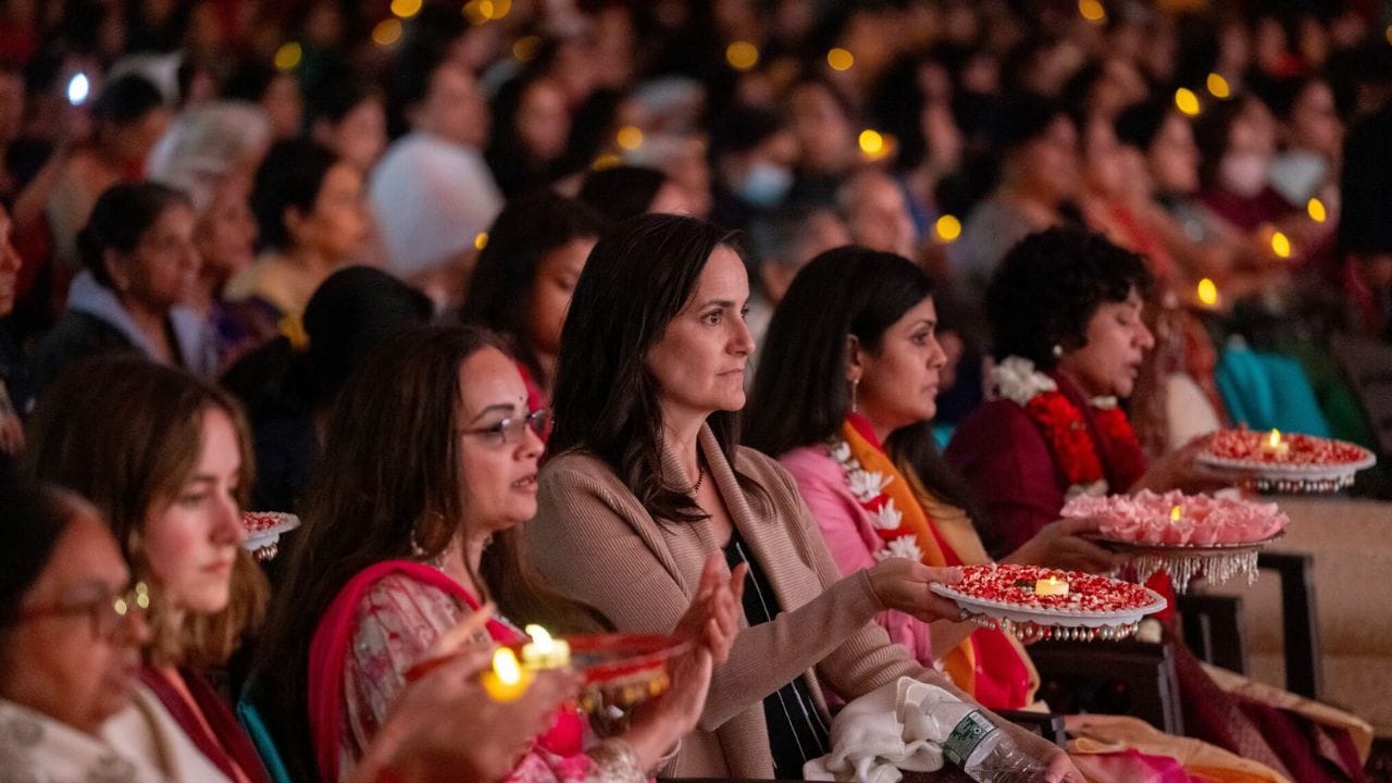 મહંતસ્વામી મહારાજના અસાધારણ જીવન અને મૂલ્યોને વધાવતા આ વિશિષ્ટ કાર્યક્રમમાં હજારો ભક્તો અને મહાનુભાવો એકત્રિત થયા હતા 