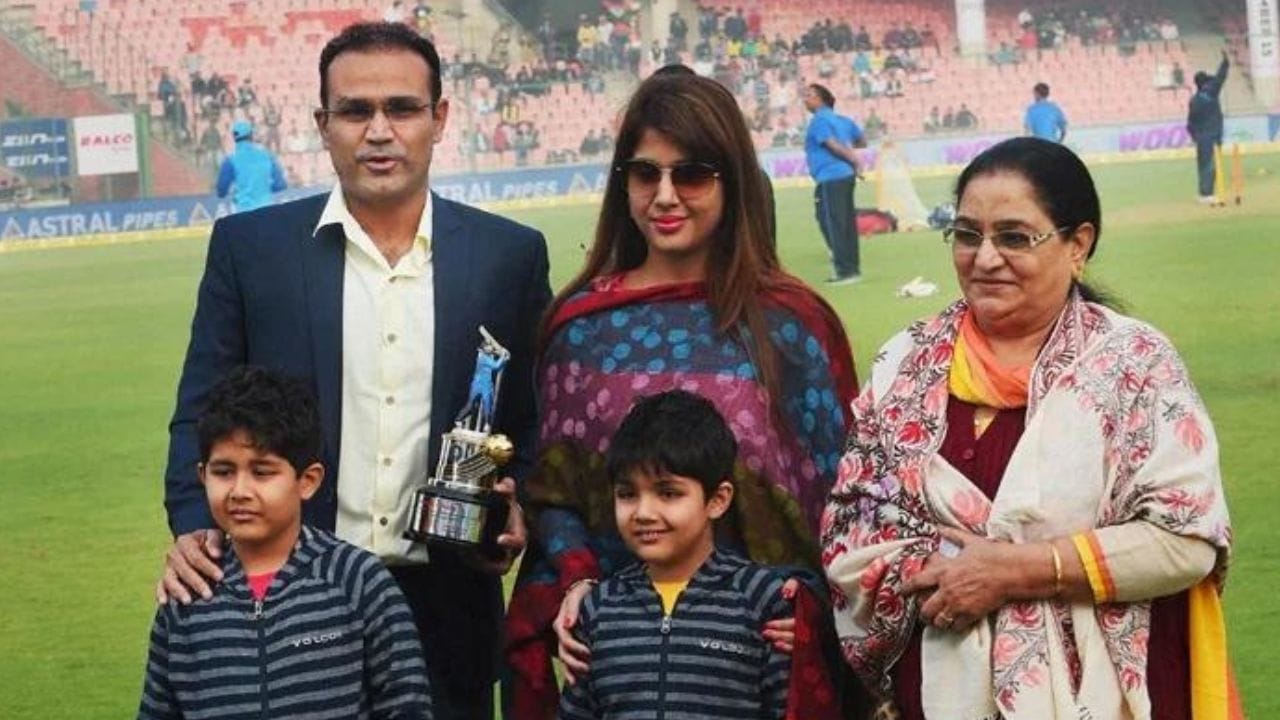 આરતી અને વિરેન્દ્ર સેહવાગ બે બાળકો આર્યવીર અને વેદાંતના માતા-પિતા છે. ખાસ વાત એ છે કે સેહવાગના લગ્ન ભાજપના પૂર્વ દિગ્ગજ નેતા અરુણ જેટલીના સરકારી બંગલામાં થયા હતા.ટીમ ઈન્ડિયાના વિસ્ફોટક બેટ્સમેન વીરેન્દ્ર સેહવાગના પુત્ર આર્યવીર સેહવાગને દિલ્હીની ટીમમાં તક મળી ચૂકી છે.