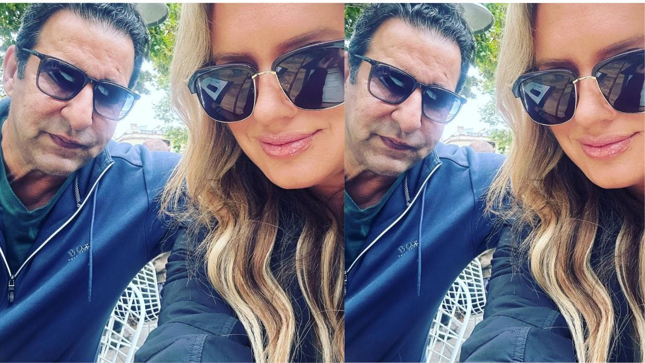 બંનેની મુલાકાત 2011માં મેલબોર્નમાં થઈ હતી.શનેરાએ ઈસ્લામ ધર્મ અંગીકાર કર્યો હતો અને હવે તે ઉર્દૂ શીખી રહી છે.અકરમે કહ્યું, તે મારા પુત્રોની ખૂબ નજીક છે અને તેમની વચ્ચે ખૂબ સારા સંબંધ છે. હું આશા રાખું છું કે પાકિસ્તાનના લોકો અને વિશ્વભરના અમારા મિત્રો અને ચાહકો અમને આ રીતે જ પ્રેમ કરતા રહે,