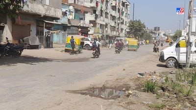 Ahmedabad: અમદાવાદ શહેર વિકસિત શહેર છે, જ્યાં કોર્પોરેશન દ્વારા લોકોને પાણી, ગટર, રસ્તા સહિતની પ્રાથમિક સુવિધા મળી રહે તે માટે ધ્યાન અપાઈ રહ્યું છે. પરંતુ વાસ્તવિક પરિસ્થિતિ કઈક અલગ છે. આ એટલા માટે કહેવું પડી રહ્યું છે કારણ કે કોર્પોરેશનના પ્રાથમિક સુવિધા આપવાના દાવા સામે શહેરના કેટલાક રહીશો હાલાકી ભોગવી રહ્યા છે.