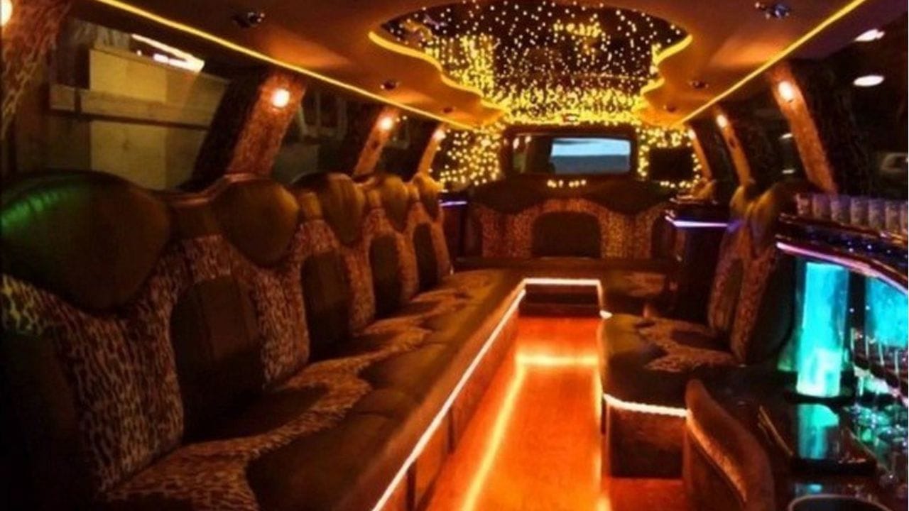 કારના આગળ અને પાછળના ભાગમાં V8 એન્જિન લગાવવામાં આવ્યા હતા. કાર વચ્ચેથી પણ વળી શકતી હતી. આ કારમાં એક સ્વિમિંગ પૂલ, એક નાનો ગોલ્ફ કોર્સ, જેકુઝી, બાથ ટબ, ઘણા ટીવી, એક ફ્રિજ અને ટેલિફોન છે.