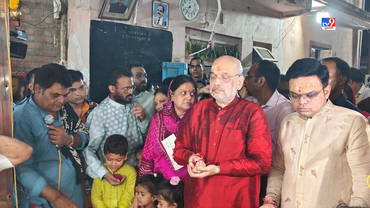 વતન માણસામાં અમિત શાહના કુળદેવી છે. આથી નવરાત્રી પર્વે અચૂક કુળદેવીના દર્શન કરે છે. 