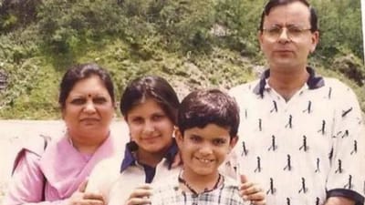 અરુણ જેટલીના લગ્ન 24 મે,1982માં જમ્મુ-કશ્મીરની દીકરી સંગીતા સાથે થયા હતા. 
અરુણ જેટલીની પત્ની સંગીતા જમ્મુ-કાશ્મીરના કઠુઆ જિલ્લાની રહેવાસી છે. વર્ષ 2014માં જ્યારે અરુણ જેટલી તેમનું બજેટ ભાષણ વાંચી રહ્યા હતા. ત્યારે તેમની પત્ની લોકસભાની ગેલેરીમાંથી સ્ક્રીન પર કાર્યક્રમ લાઈવ જોઈ રહી હતી.અચાનક જેટલી અસ્વસ્થ થઈ ગયા અને તેમણે પાણીનો ગ્લાસ પકડી લીધો. દરેક માટે એ સામાન્ય વાત હતી, પણ સંગીતા ખૂબ નર્વસ હતી. અરુણ જેટલી તે સમયે કમરના ગંભીર દર્દથી પીડાતા હતા અને તેમની પત્નીને બહારથી અભ્યાસ કરવો પડ્યો હતો.