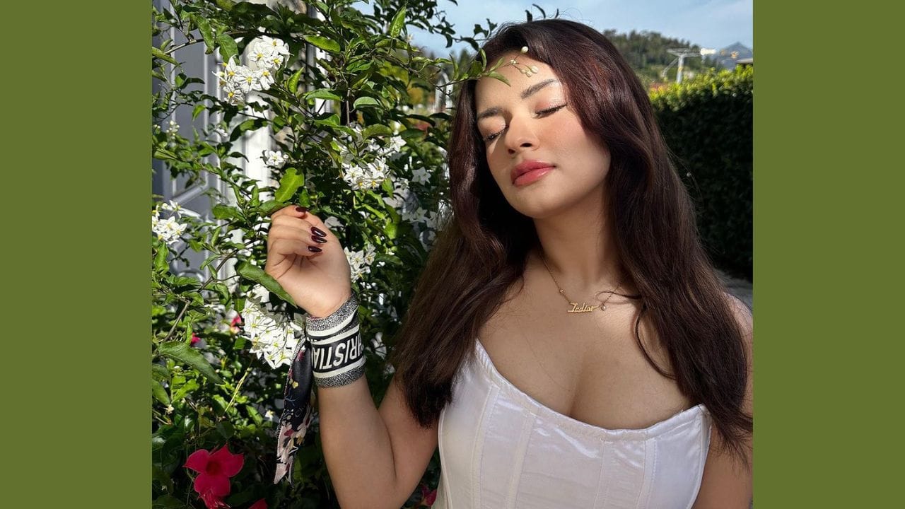 અવનીત કૌરે સોનાની ચેન, બેન્ડ, વીંટી અને ચહેરા પર સુંદર સ્મિત સાથે તેના લુકને એક્સેસરાઇઝ કર્યો.