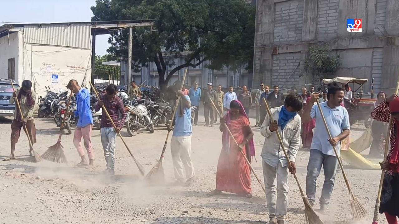 Amreli: આજથી રાજ્યવ્યાપી સ્વચ્છતા અભિયાનનો પ્રારંભ થયો છે. આ અભિયાન અંતર્ગત રાજ્યના ગ્રામ્ય અને શહેરી વિસ્તારોમાં સ્વચ્છા ઝુંબેશ હાથ ધરાઈ છે. આ સ્વચ્છતા ઝુંબેશને વધુ અસરકારક બનાવવા હવે દૈનિક ધોરણે ખાસ સફાઈ અભિયાન હાથ ધરવામાં આવનાર છે. આગામી 8 સપ્તાહ દરમિયાન દર રવિવારે થીમ આધારીત વિશેષ ઝુંબેશ હાથ ધરવામાં આવશે. 