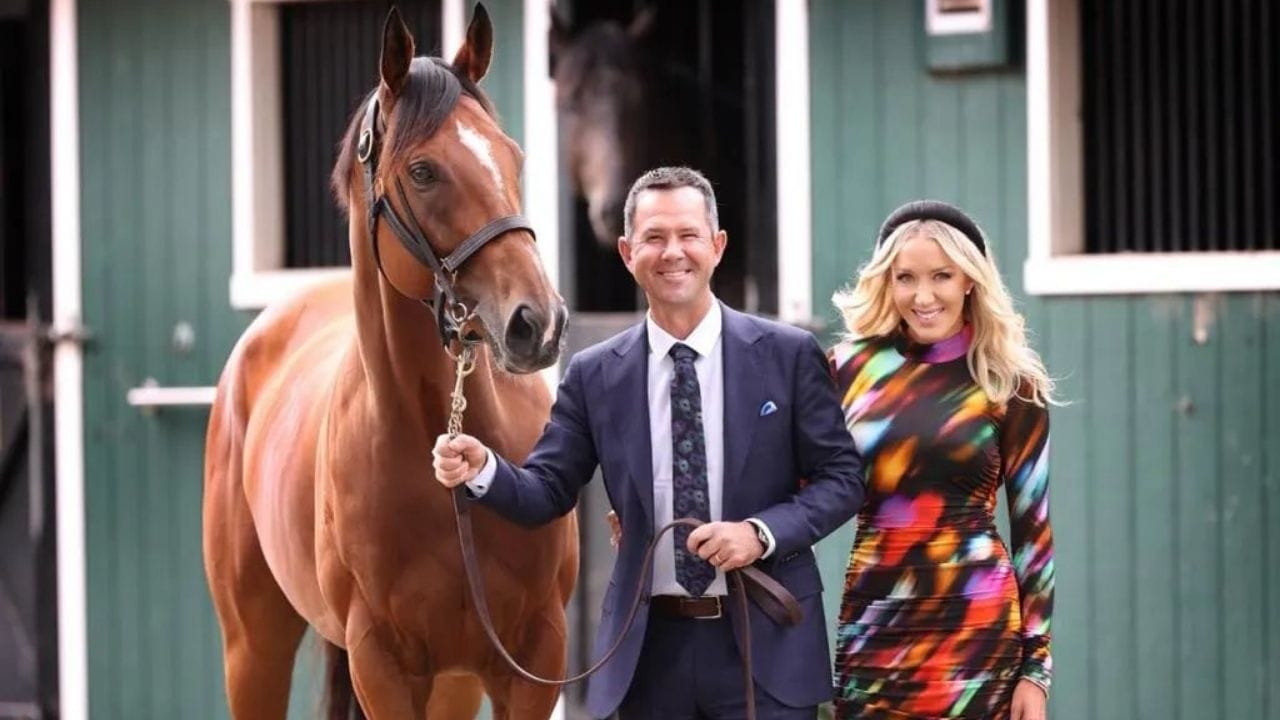 વિશ્વ ક્રિકેટમાં ઘણા ઓછા એવા કેપ્ટન જોવા મળ્યા છે, જેમણે લાંબા સમય સુધી વિશ્વ ક્રિકેટમાં પોતાનો દબદબો જાળવી રાખ્યો હતો. આમાં પૂર્વ દિગ્ગજ ખેલાડી રિકી પોન્ટિંગનું પણ એક નામ સામેલ છે. જ્યારે પોન્ટિંગ રમતના મેદાન પર જોવા મળતો હતો, ત્યારે તે લવ પિચ પર એકદમ સરળતાથી ક્લીન બોલ્ડ થઈ ગયો હતો.