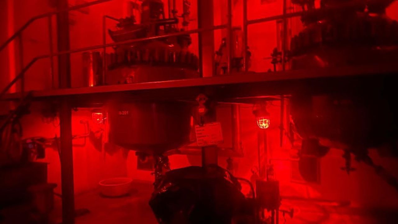 ઔરંગાબાદમાં છત્રપતિ શંભાજીનગરમાં એપેક્ષ મેડીકેમ પ્રાઈવેટ લિમિટેડ નામની ડ્રગ્સ ફેકટરી ઝડપાઈ છે. જેમાં તપાસ કરી ડીઆરઆઈએ 107 લીટર જેટલું લિકવિડ ફોર્મમાં MD ડ્રગ્સ ઝડપી પાડ્યું છે