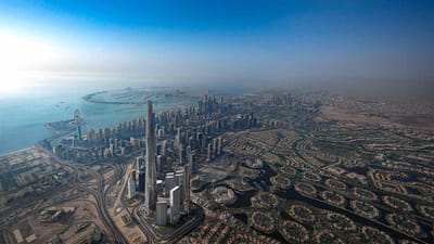 દુબઈ સંયુક્ત આરબ અમીરાતનું સૌથી વધુ વસ્તી ધરાવતું શહેર છે અને જો વિસ્તારની દૃષ્ટિએ જોવામાં આવે તો અબુ ધાબીનો વિસ્તાર તમામ અમીરાતમાં સૌથી મોટો છે. 