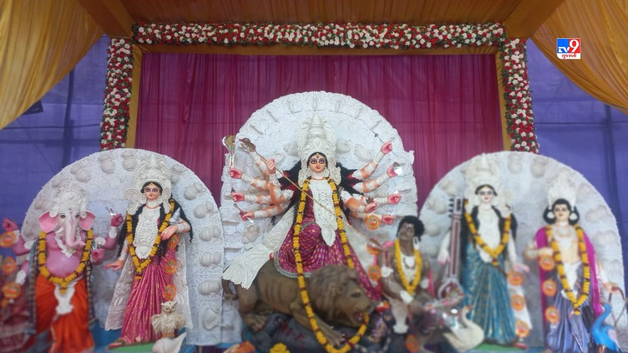  મા દુર્ગા આ વખતે હાથીની અંબાડી ઉપર સવાર થઈને પિયર આવી રહ્યા છે. જે લોકવાયકા મુજબ સુખ સમૃદ્ધિ સાથે લાવી રહ્યા છે આ પ્રસંગે દેવીપુજાના સાત પ્રકારના ખાસ કલ્પ હોય છે તે પૈકી પહેલા કલ્પના તારીખ 20-10-2023 ના રોજ પૂજા કરવામાં આવી. આર્ગ નક્ષત્રમાં આ બોધન એટલે ઉદબોધન દેવી દુર્ગા આગમનની  પૂજા અર્ચના કરવામાં આવે છે. આખા ભારત વર્ષમાં આ દુર્ગા મહોત્સો ખૂબ જ ધાર્મિક વિધિવત પૂજા અને ભક્તિ થી ઉજવામાં આવે છે 