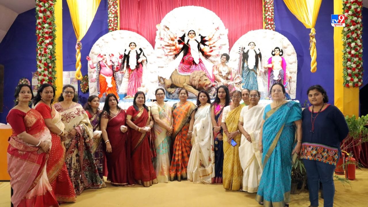 રામકૃષ્ણ આશ્રમ રાજકોટના અધ્યક્ષ સ્વામી નિખિલેશ્વર આનંદજી મહારાજના હસ્તે 7:30 કલાકે આ મહોત્સવને ખુલ્લો મુકાયો હતો. મા દુર્ગાની સ્તુતિ અને ધાર્મિક પ્રવચનનું આયોજન થયું  સાથે મા દુર્ગાના આગમનની વધામણી કરવામાં આવી હતી.