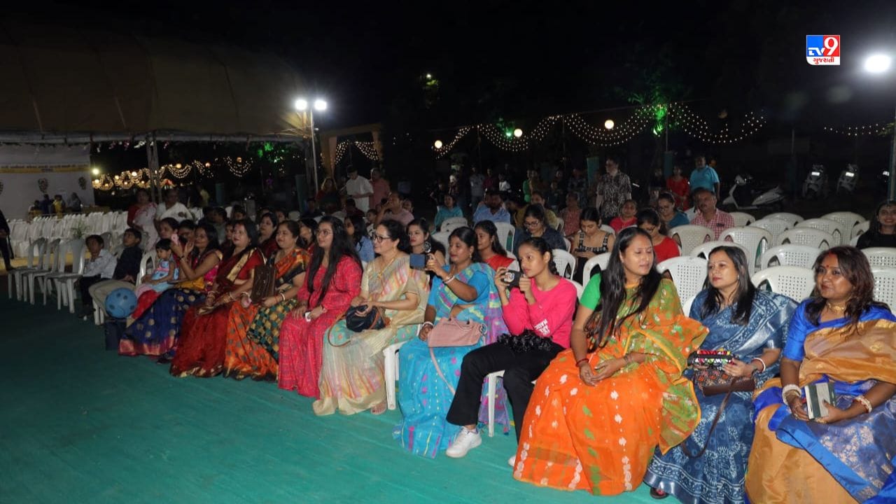 આ ઉત્સવ દરમિયાન સવાર સાંજ પૂજા અર્ચના અંજલિ અને સંધ્યા આરતી દ્વારા સમગ્ર માહોલને ભક્તિમય બની જાય છે.  બંગાળની સંસ્કૃતિ રાજકોટ અને આખા ગુજરાતભરમાં ઊભરી આવી હોય તેવો ભક્તિમય માહોલ જોવા મળે છે. આ મહોત્સવ નિમિત્તે રાજકોટમાં દર વર્ષની માફક આ વર્ષે પણ બંગાળી એસોસિયેશન પરિવાર દ્વારા દુર્ગા મહોત્સવની ઉજવણી કરાઈ રહી છે. 