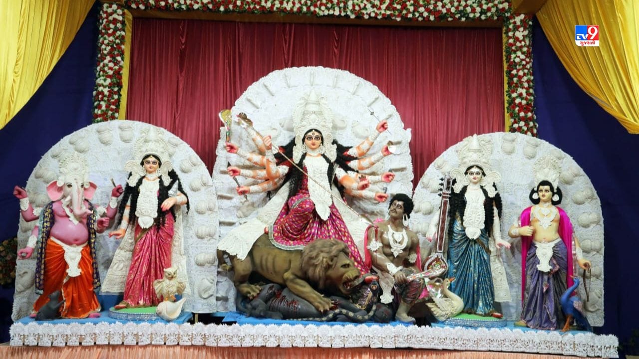  મા દુર્ગાની વિશાળ પ્રતિમા તૈયાર કરવા માટે કલકત્તાથી ખાસ કારીગરો રાજકોટ આવ્યા હોય છે. આ ઉત્સવ દરમિયાન બંગાળી પરિવાર દ્વારા 21 થી 23 ઓક્ટોબર દરરોજ સાંજે સાંસ્કૃતિક કાર્યક્રમનું આયોજન કરાયુ છે. દશેરાના દિવસે દુર્ગાની મૂર્તિનું વિસર્જન બપોરના ત્રણ કલાકે કરવામાં આવશે. આ આયોજન ને સફળ બનાવવા માટે બંગાલી એસોસિયન રાજકોટના હોદ્દેદાર પ્રમુખ ડૉક્ટર સુસ્મિતા ગાંગુલી સેક્રેટરી સોમનાથ પાલ વગેરે જહેમત લીધી છે. 