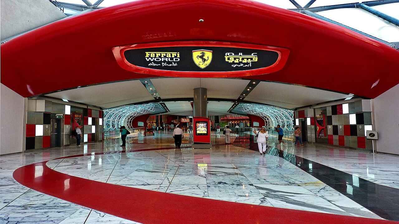 આ વિશ્વનો પ્રથમ Ferrari બ્રાન્ડેડ થીમ આધારિત પાર્ક છે.86000 ચોરસ મીટરમાં ફેલાયેલા આ પાર્કની શરૂઆત 2010માં કરવામાં આવી હતી.તે એટલું મોટું છે કે તેમાં 7 ફૂટબોલ સ્ટેડિયમ સમાઈ શકે છે.