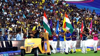 BCCIએ આજે જાહેરાત કરી છે કે સિંગર અરિજીત સિંહ અમદાવાદના નરેન્દ્ર મોદી સ્ટેડિયમમાં ફરી ધમાલ મચાવશે. આ ખાસ સેરેમની બપોરે 12.30 કલાકે શરુ થશે. અમિત શાહ, અમિતાભ બચ્ચન, સચિન તેંડુલકર અને રજનીકાંત સહિતના સ્ટાર્સ પણ આ મેચ જોવા સ્ટેડિયમમાં પહોંચશે. સેરેમની પહેલા સવારે 10 વાગ્યાથી દર્શકોને પ્રવેશ આપવામાં આવશે. દર્શકો પોતાની સાથે દવા, પર્સ, મોબાઈલ, ટોપી લઈ જઈ શકશે.