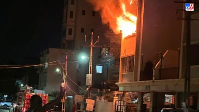 Jamnagar Breaking Video : શહેરના પોશ વિસ્તારમાં આવેલા ઓમ એપાર્ટમેન્ટમાં લાગી ભીષણ આગ, લોકોમાં ભયનો માહોલ Jamnagar Breaking Video : શહેરના પોશ વિસ્તારમાં આવેલા ઓમ એપાર્ટમેન્ટમાં લાગી ભીષણ આગ, લોકોમાં ભયનો માહોલ