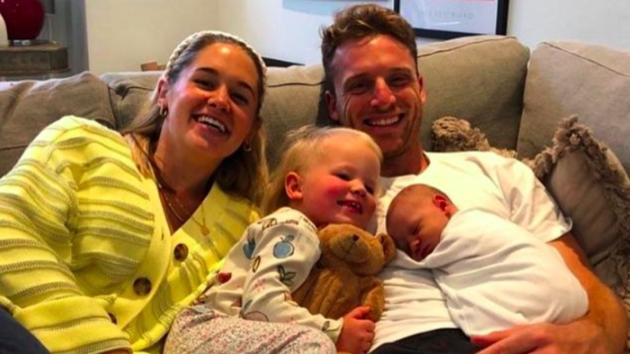 જોસ બટલર એપ્રિલ 2019માં પ્રથમ વખત પિતા બન્યો હતો. તેઓએ તેમની પ્રથમ પુત્રીનું નામ જ્યોર્જિયા રોઝ રાખ્યું છે.