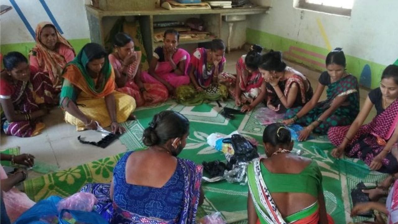 આ કામગીરીમાં 50 બહેનો પણ જોડાઈ છે, જેઓ કટિંગથી લઇને ઉત્પાદોના નિર્માણની વિવિધ કામગીરી કરે છે અને રોજગારી મેળવે છે