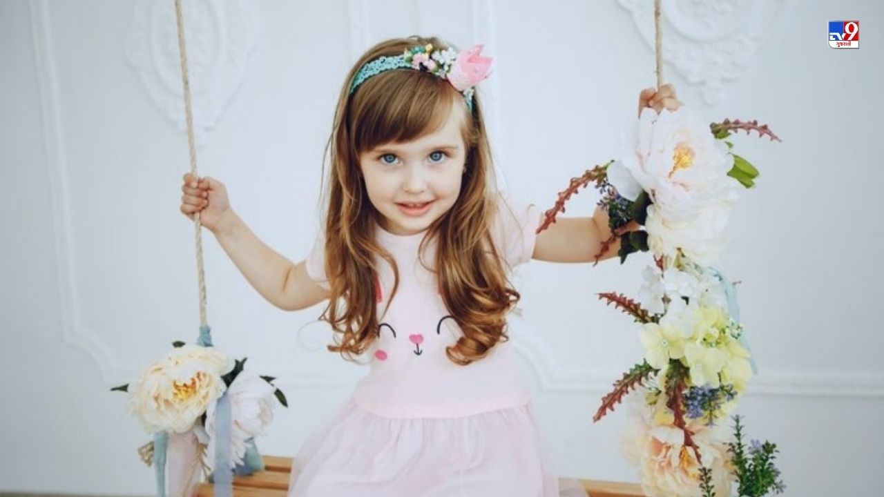 નાની છોકરીઓને રંગબેરંગી એક્સેસરીઝ ગમે છે. કન્યા પૂજન વખતે તમે હેર ક્લિપ્સ, રંગબેરંગી હેર બેન્ડ, માળા વગેરે જેવી વસ્તુઓનું નાનું કોમ્બો પેક બનાવી અને ગિફ્ટ આપી શકો છો.
