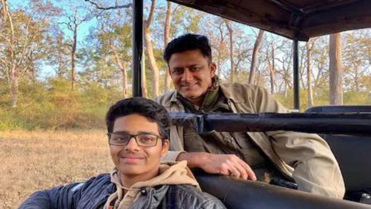 અનિલ કુંબલેના પુત્ર મેયસનો જન્મ વર્ષ 2005માં થયો હતો અને તે હવે 17 વર્ષનો છે. માયા નામ માયા શબ્દ પરથી ઉતરી આવ્યું છે જેનો અર્થ થાય છે ભ્રમ અથવા જાદુ. તે હિન્દુ દેવી લક્ષ્મીનું વૈકલ્પિક નામ પણ છે.