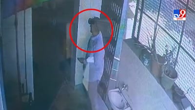 Valsad : ગઠિયાએ મહિલાને વાતમાં ભેળવી ચેન અને સોનાની બંગડી લઈ થયો ફરાર, જુઓ Video Valsad : ગઠિયાએ મહિલાને વાતમાં ભેળવી ચેન અને સોનાની બંગડી લઈ થયો ફરાર, જુઓ Video