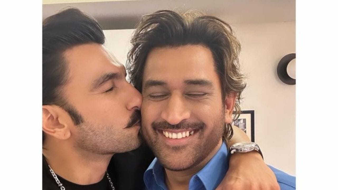   JioMart પ્લેટફોર્મમાં અર્બન લેડર, રિલાયન્સ ટ્રેન્ડ્સ, રિલાયન્સ જ્વેલ્સ, હેમલી સહિત રિલાયન્સની માલિકીની ઘણી બ્રાન્ડની પ્રોડક્ટ્સનો સમાવેશ થાય છે. હાલમાં જિયોમાર્ટના ઈ-કોમર્સ પ્લેટફોર્મ પર 1000થી વધુ કારીગરોની લગભગ 1.5 લાખ પ્રોડક્ટ્સ વેચાઈ રહી છે.