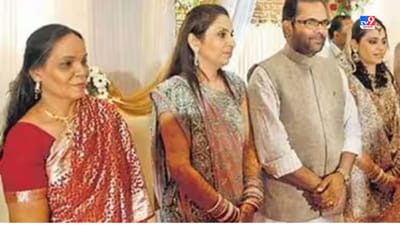 Politician Love Story: ભાજપના દિગ્ગજ નેતા, સંસદમાં લઘુમતી બાબતોના મંત્રી અને રાજ્યસભાના સાંસદ રહી ચુકેલા મુખ્તાર અબ્બાસ નક્વીના લગ્ન હિંદુ યુવતી સાથે થયા છે. નક્વીને અભ્યાસ દરમિયાન જ સીમાના પ્રેમમાં પડ્યા હતા અને સીમા સાથે જ લવમેરેજ કર્યા હતા. એ બંને અલાહાબાદ યુનિવર્સિટીમાં કોલેજ દરમિયાનમ એકબીજાના સંપર્કમાં આવ્યા હતા અને બંનેની આંખો મળી અને પ્રેમમાં પડ્યા હતા. 