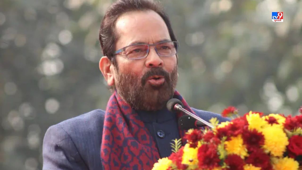 ત્રણ જૂન 1983માં બંને લગ્નના પવિત્ર બંધનમાં બંધાઈ ગયા. નક્વીએ સીમા સાથે ત્રણ પ્રકારે લગ્ન કર્યા હતા. જેમા સૌપ્રથમ બંને કોર્ટમાં લગ્ન કર્યા, ત્યારબાદ નિકાહ કર્યા અને અંતમાં હિંદુ ધાર્મિક વિધિ મુજબ સપ્તપદીના સાત ફેરા ફરી લગ્ન કર્યા હતા. 