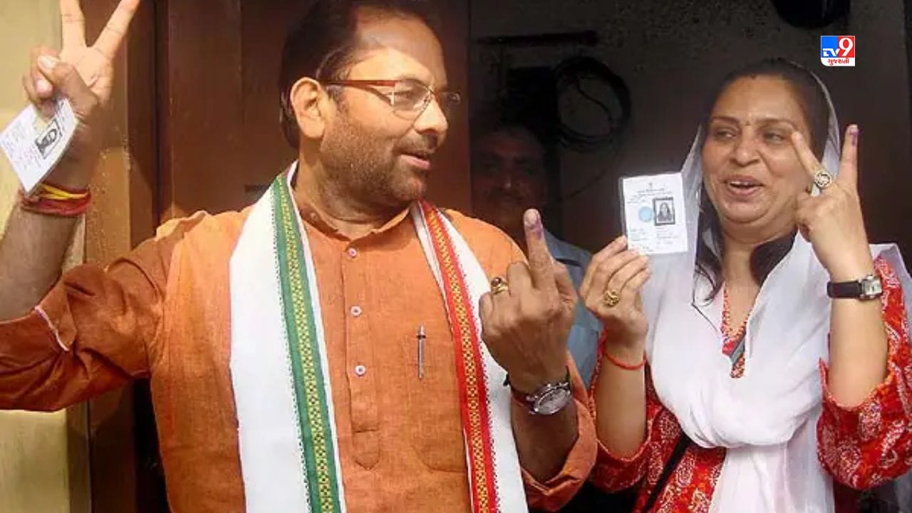 વર્ષ 1982માં કોલેજ દરમિયાન મુખ્તાર અબ્બાસ નક્વી એક વિદ્યાર્થી નેતા તરીકે જાણીતા હતા. જ્યારે સીમા તેમનાથી તદ્દન વિપરીત એક શર્મીલી યુવતી હતી અને છોકરાઓ સાથે વાત કરવામાં પણ અચકાતી હતી. સમય જતા મુખ્તાર અબ્બાસ નક્વી અને સીમા વચ્ચે દોસ્તી થઈ અને એ દોસ્તી પ્રેમમાં પરિણમી. 