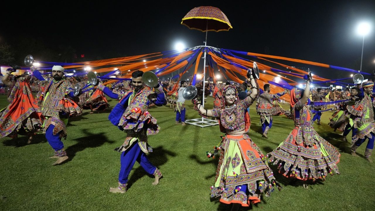 પુરૂષો અને સ્ત્રીઓ દેવી દુર્ગાને પ્રસન્ન કરવા માટે ગરબા એટલે કે ગર્ભદીપની ફરતે નૃત્ય કરે છે. એવું માનવામાં આવે છે કે ગરબા કરતી વખતે, સ્ત્રીઓ ત્રણ વખત તાળીઓ પાડીને નૃત્ય કરે છે, તે તાળીઓ બ્રહ્મા, વિષ્ણુ અને મહેશ પ્રત્યે તેમની આદર વ્યક્ત કરવાની એક રીત છે. કહેવાય છે કે તાળીઓના ગડગડાટથી માતા ભવાની જાગૃત થાય છે.