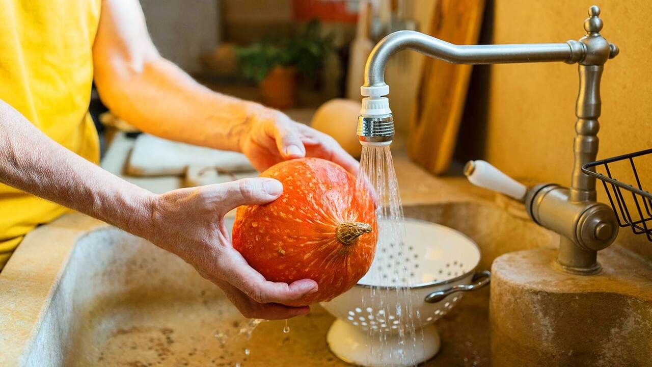 ડાયાબિટીસના દર્દીઓ માટે કોળાનું સેવન ખૂબ જ ફાયદાકારક માનવામાં આવે છે. કારણ કે કોળામાં એન્ટી ડાયાબિટીક ગુણ જોવા મળે છે. તેથી તેનું સેવન કરવાથી શુગર લેવલ કંટ્રોલમાં રહે છે.