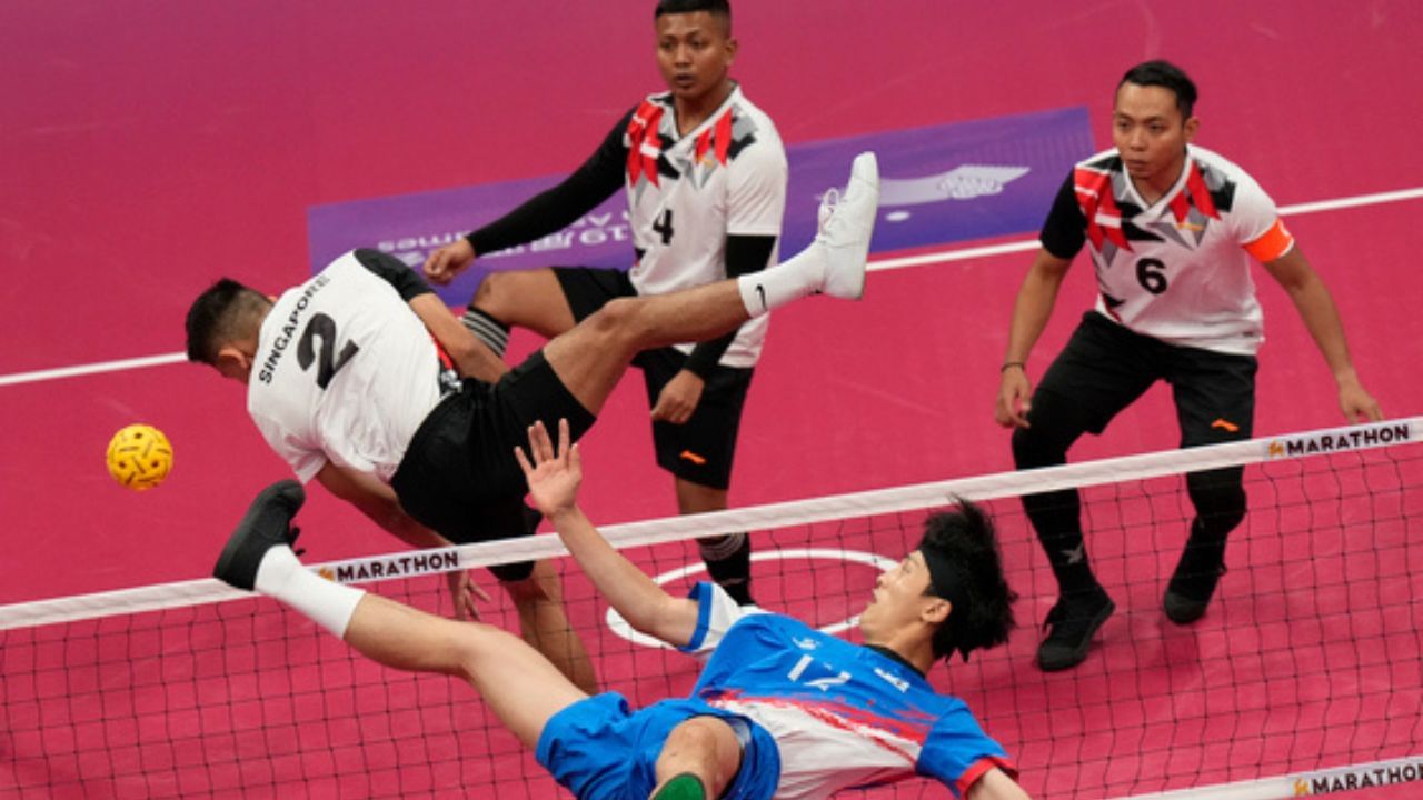 આ રમતમાં ખેલાડીઓ હવામાં સતત કૂદતા અને પગથી બોલને મારતા જોવા મળે છે. ખેલાડીઓ તેના માથા, છાતી અને શરીરના અન્ય ભાગો વડે બોલને રોકતો પણ જોવા મળે છે. પરંતુ અહીં હાથનો ઉપયોગ સંપૂર્ણપણે પ્રતિબંધિત છે.