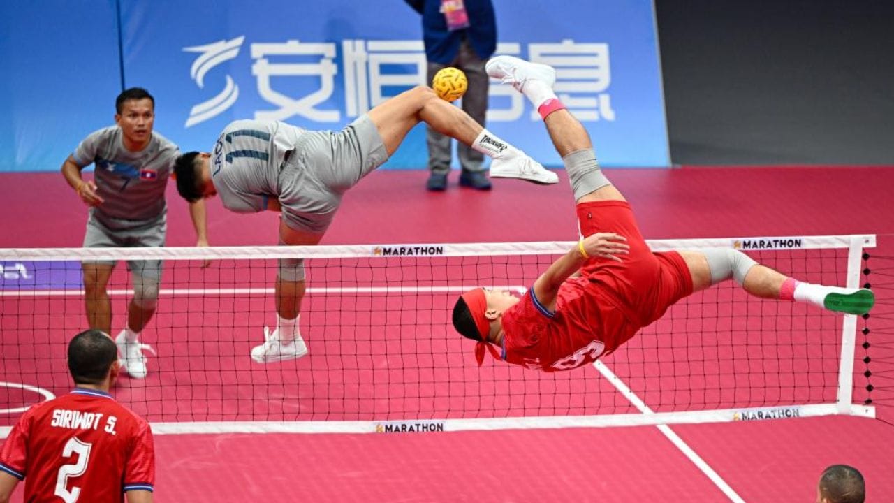 સેપકટકારા રમત ખૂબ જ વિચિત્ર છે.  વોલીબોલની જેમ બે ટીમો વચ્ચે નેટ હોય છે અને બોલ એકબીજાના કોર્ટમાં પડે તેવો પ્રયાસ કરવામાં આવે છે, પરંતુ અહીં હાથનો ઉપયોગ બિલકુલ થતો નથી. અહીં હાથને બદલે પગનો ઉપયોગ કરવામાં આવે છે.