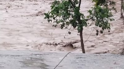 ઉત્તર સિક્કિમમાં લોનાક તળાવ પર અચાનક વાદળ ફાટવાથી લાચેન ખીણની તિસ્તા નદીમાં પૂર આવ્યું, જેમાં 23 આર્મીના જવાનો તણાઇ ગયા અને તેમના કેમ્પ અને વાહનો ડૂબી ગયા. અધિકારીઓએ જણાવ્યું હતું કે અચાનક પૂર અને ડેમમાંથી પાણી છોડવાને કારણે પરિસ્થિતિ વધુ વણસી છે.