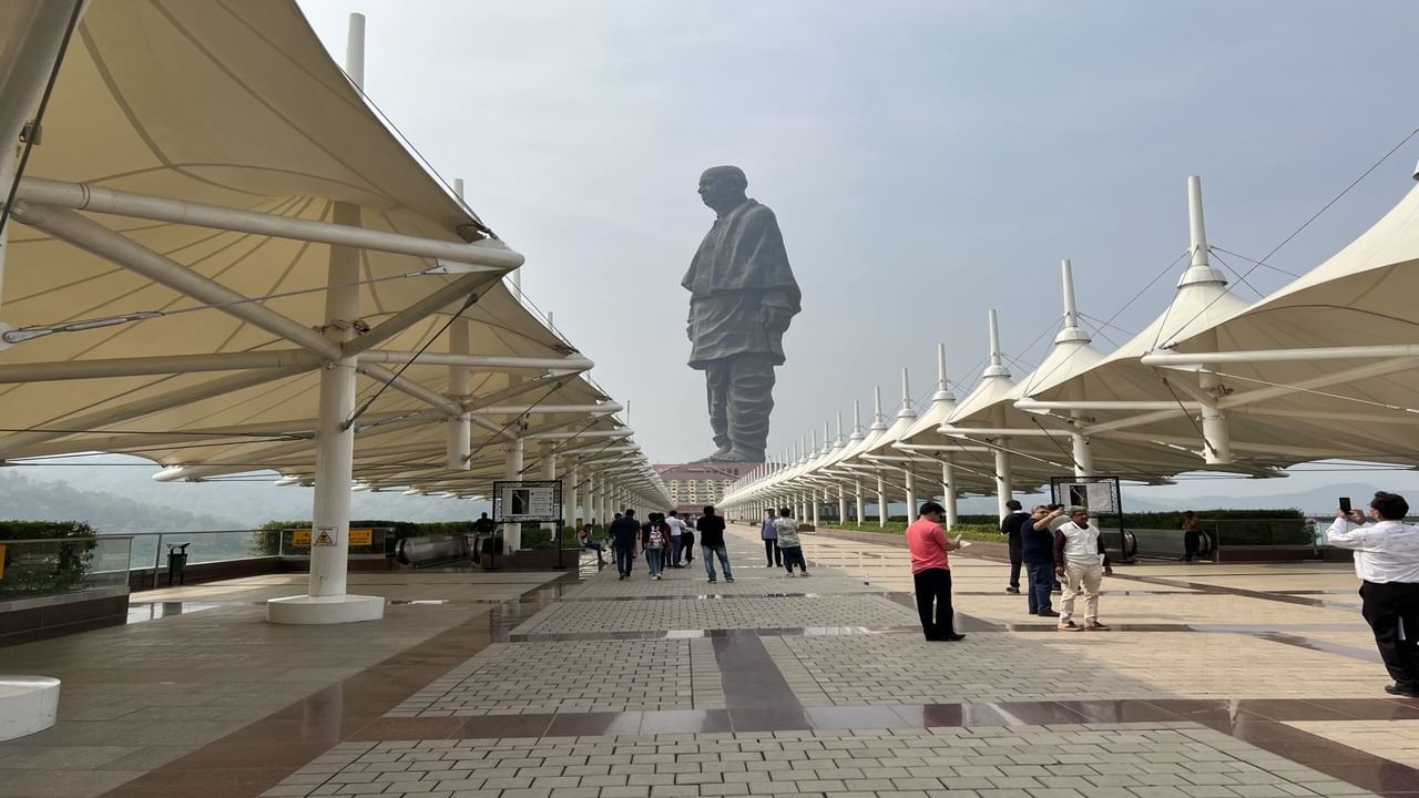  સ્ટેચ્યુ ઓફ યુનિટી(Statue of Unity)ને વિશ્વની સૌથી મોટી પ્રતિમા(Tallest Statue in the World) તરીકે ઓળખવામાં આવે છે જેનું લોકાર્પણ 31 ઓક્ટોબર 2018ના રોજ પીએમ નરેન્દ્ર મોદી(PM Narendra Modi)એ કર્યું હતું.આ પ્રતિમા એટલી વિશાળ છે કે તમે તેને 7 કિમી દૂરથી પણ જોઈ શકો છો.તેની આ વિશેષતાઓ તમને અચંબિત કરી દેશે.