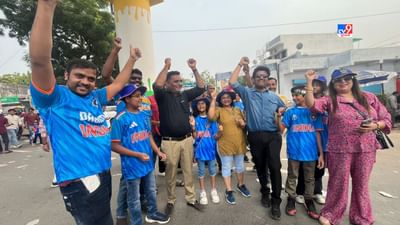 Ahmedabad: અમદાવાદના નરેન્દ્ર મોદી સ્ટેડિયમમાં ICC World Cup 2023 ની ઈન્ડિયા પાકિસ્તાનની મેચ જોવા માટે દૂર દૂરથી ક્રિકેટ ચાહકો ઉમટી પડ્યા છે. મેચ જોવા આવનારા દરેક દર્શકના ચહેરા પર ભારત પાકિસ્તાનની મેચનો અલગ જ રોમાંચ અને ઉમંગ જોવા મળ્યો. દરેક દર્શક ભારતની જીતને લઈને આશ્વસ્ત દેખાઈ રહ્યા છે.