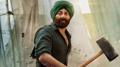 બોલિવૂડ એક્ટર સની દેઓલ આજે 19 ઓક્ટોબરે પોતાનો 66મો જન્મદિવસ ઉજવી રહ્યો છે. સની દેઓલે પોતાના કરિયરમાં ઘણી હિટ ફિલ્મો આપી છે. હાલમાં જ સની દેઓલની ફિલ્મ ગદર 2 રિલીઝ થઈ હતી. જેણે બોક્સ ઓફિસ પર ધૂમ મચાવી હતી. આ પ્રખ્યાત અભિનેતાએ ખ્યાતિની સાથે કરોડોની સંપત્તિના માલીક છે. ત્યારે ચાલો જાણીએ સની દેઓલ કેટલુ કમાય છે. તેમને કુલ કેટલા કરોડની સંપત્તિનો માલીક છે. (ફોટો ક્રેડિટ- સોશિયલ મીડિયા)