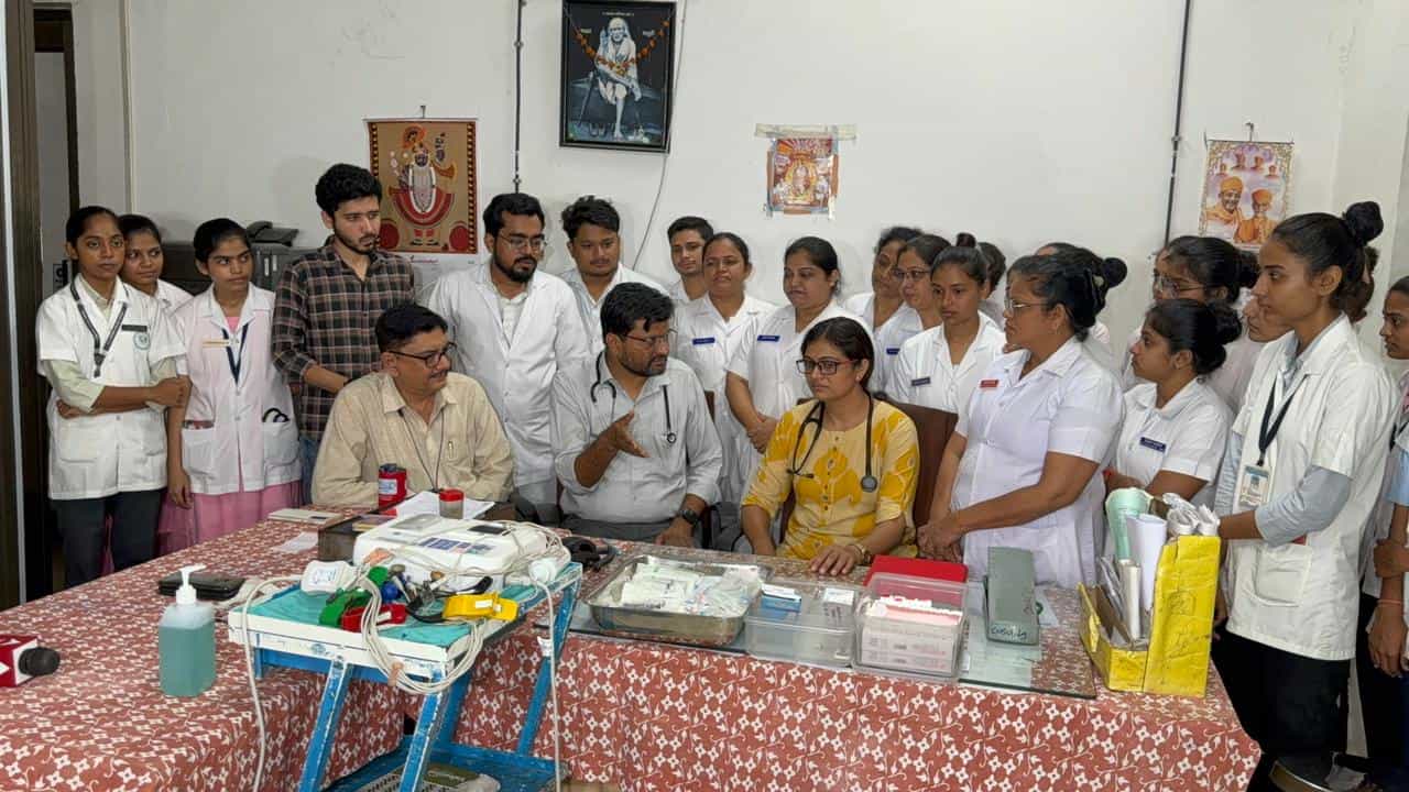 Surat : ગરબે ઘુમતા હૃદયરોગના હુમલાના લક્ષણ જણાય તો સીધા સિવિલ હોસ્પિટલ પહોંચી જજો, નવરાત્રી દરમિયાન તાલીમબદ્ધ ટીમ સારવાર માટે તૈનાત મળશે