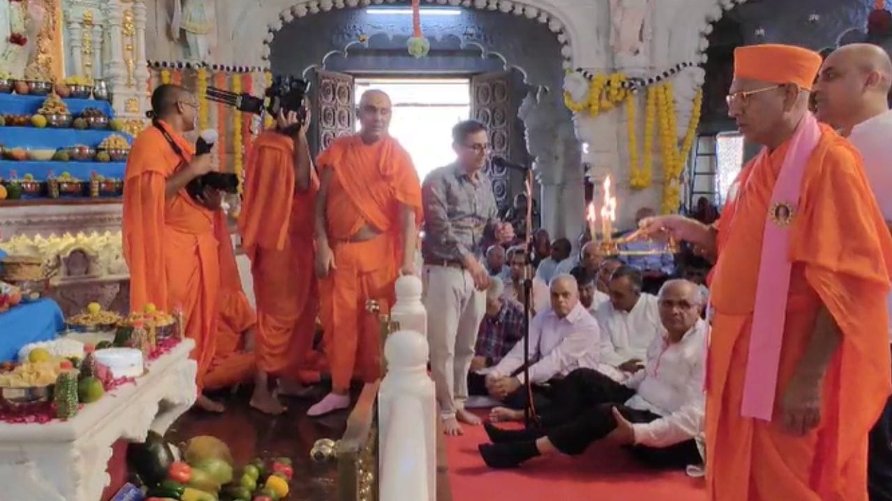 ત્યારબાદ મંદિરમાં બિરાજમાન સર્વાવતારી સ્વામિનારાયણબાપાનું ષોડશોપચારથી પૂજન, અર્ચન કરવામાં આવ્યું.