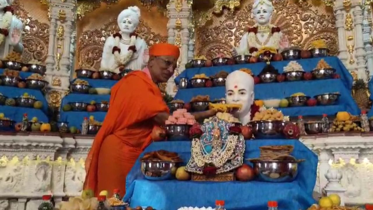 સર્વ પ્રથમ જનમંગલસ્તોત્રોચ્ચાર પૂર્વક પૂજન, અર્ચન, પુષ્પહાર અર્પણ કર્યા બાદ અન્નકૂટ ધરાવવામાં આવ્યો હતો. જે બાદ પાટોત્સવની આરતી ઉતારવામાં આવી હતી.