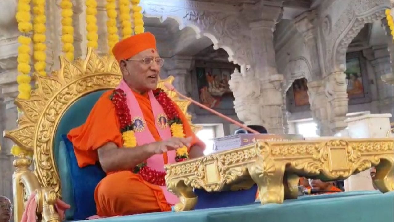 સંતો ભક્તો દ્વારા તૈયાર કરાયેલ અન્નકૂટ મહાપ્રભુને ધરાવી પરમ પૂજ્ય જ્ઞાનમહોદધિ આચાર્ય સ્વામી મહારાજે તથા સંતો ભક્તોએ આરતી ઉતારી હતી.