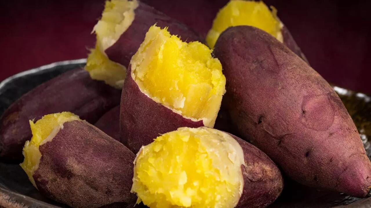 શક્કરીયાનું વધુ પડતું સેવન કરવાથી પેટમાં દુખાવો અને સોજો આવી શકે છે.