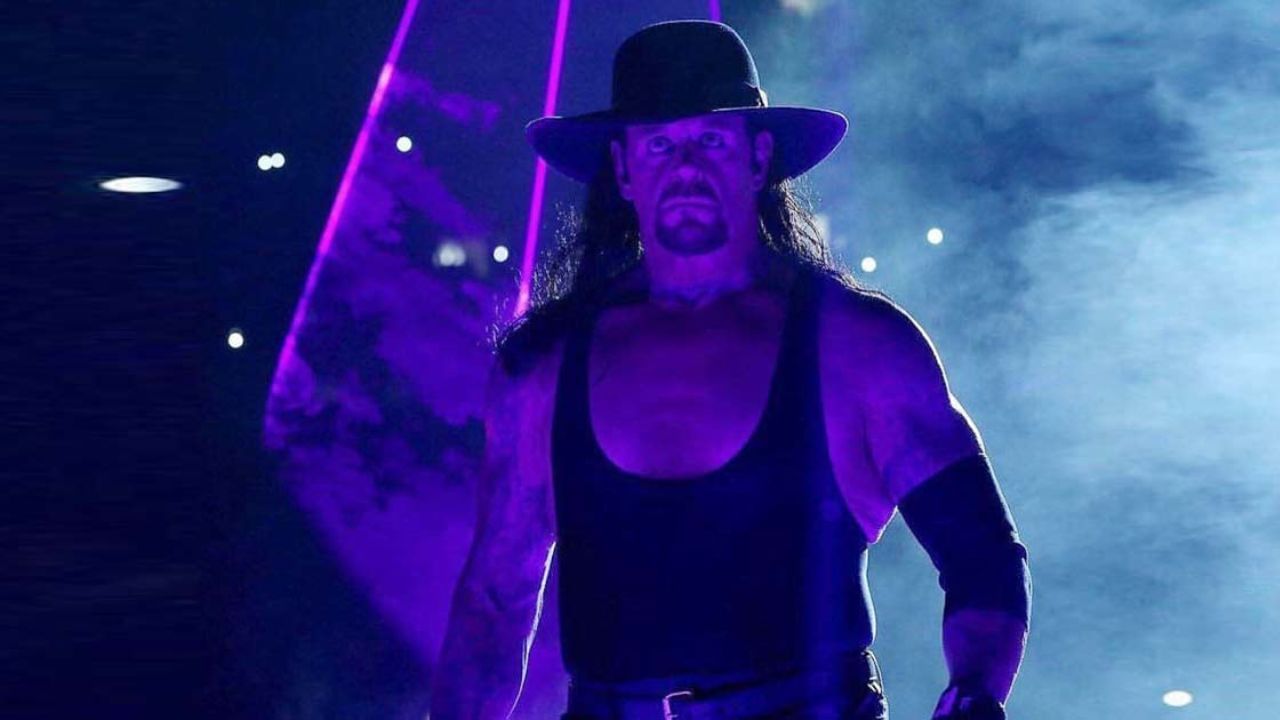 ધ અંડરટેકર કાર, બાઈક્સ અને મોર્ડન સુખ-સુવિધાઓનો શોખીન છે. અંડરટેકર પાસે 4 મોર્ડન બાઈક્સ અને 16 કાર છે. 