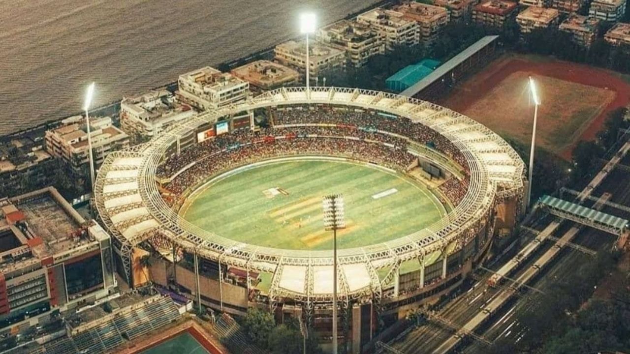  વર્લ્ડ કપ 2023માં અત્યાર સુધી આ મેદાન પર બે મેચ રમાઈ છે. દક્ષિણ આફ્રિકાએ પ્રથમ મેચમાં સ્કોર બોર્ડ પર 399 રન બનાવ્યા હતા જ્યારે બીજી મેચમાં ટીમે 382 રન બનાવ્યા હતા. એટલે કે આ આંકડાઓ પર નજર કરીએ તો પીચ બેટ્સમેનોને ઘણી મદદ કરે છે.