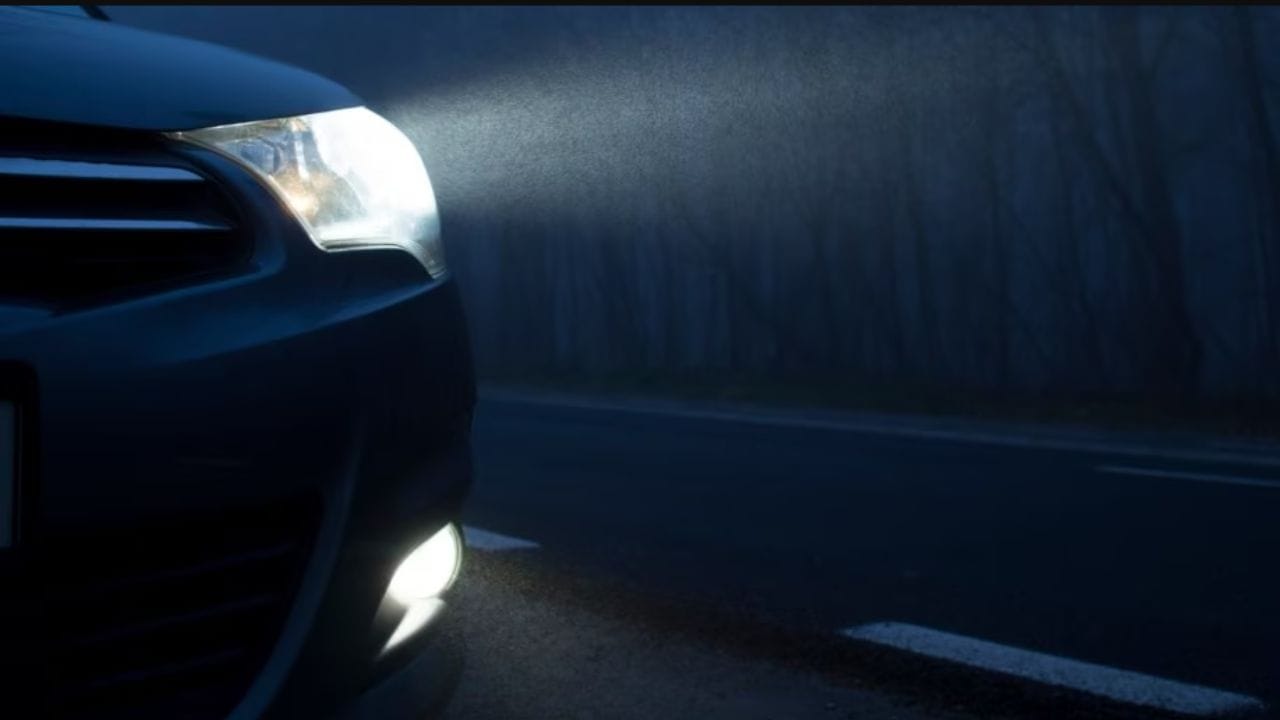 લાઈટ: શિયાળામાં અંધારું વહેલું થઈ જતું હોવાથી હેડલાઈટની ઉપયોગીતા વધી જાય છે. ઝાકળનું પ્રમાણ પણ વધી જતું હોય છે, તો એવામાં ફોગ લાઈટ ખુબ જ કામે આવે છે. ફોગ લાઈટ યોગ્ય કામ કરે છે કે નહીં તેની તપાસ કરવી જોઈએ. તમારી ગાડીના ફોગ લેમ્પ જો હેલોઝન હશે તો વધુ સારૂ રહેશે કારણ કે, પીળો પ્રકાશ ફોગમાં વધુ સારી રીતે જોવામાં મદદરૂપ થાય છે.