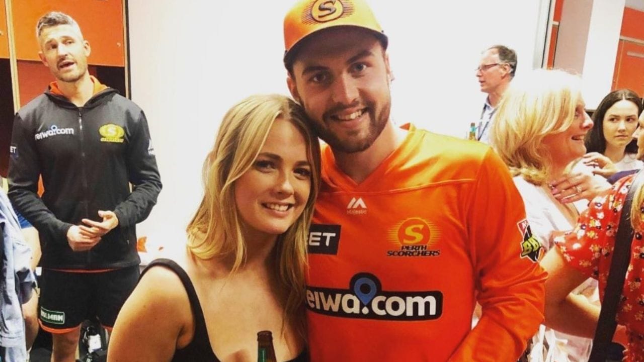 જોશ ઈંગ્લિસ હાલમાં મેગન કિંકર્ટ સાથે રિલેશનશિપમાં છે. તે અવારનવાર તેના ઇન્સ્ટાગ્રામ પર મેગન કિંકર્ટ સાથેની તસવીરો શેર કરતો રહે છે. 